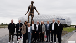 Feierliche Enthüllung des Franz Beckenbauer Denkmals von Künstlerin Matilde Romagnoli mit Vertretern und Ehrengästen vor der Allianz Arena München.