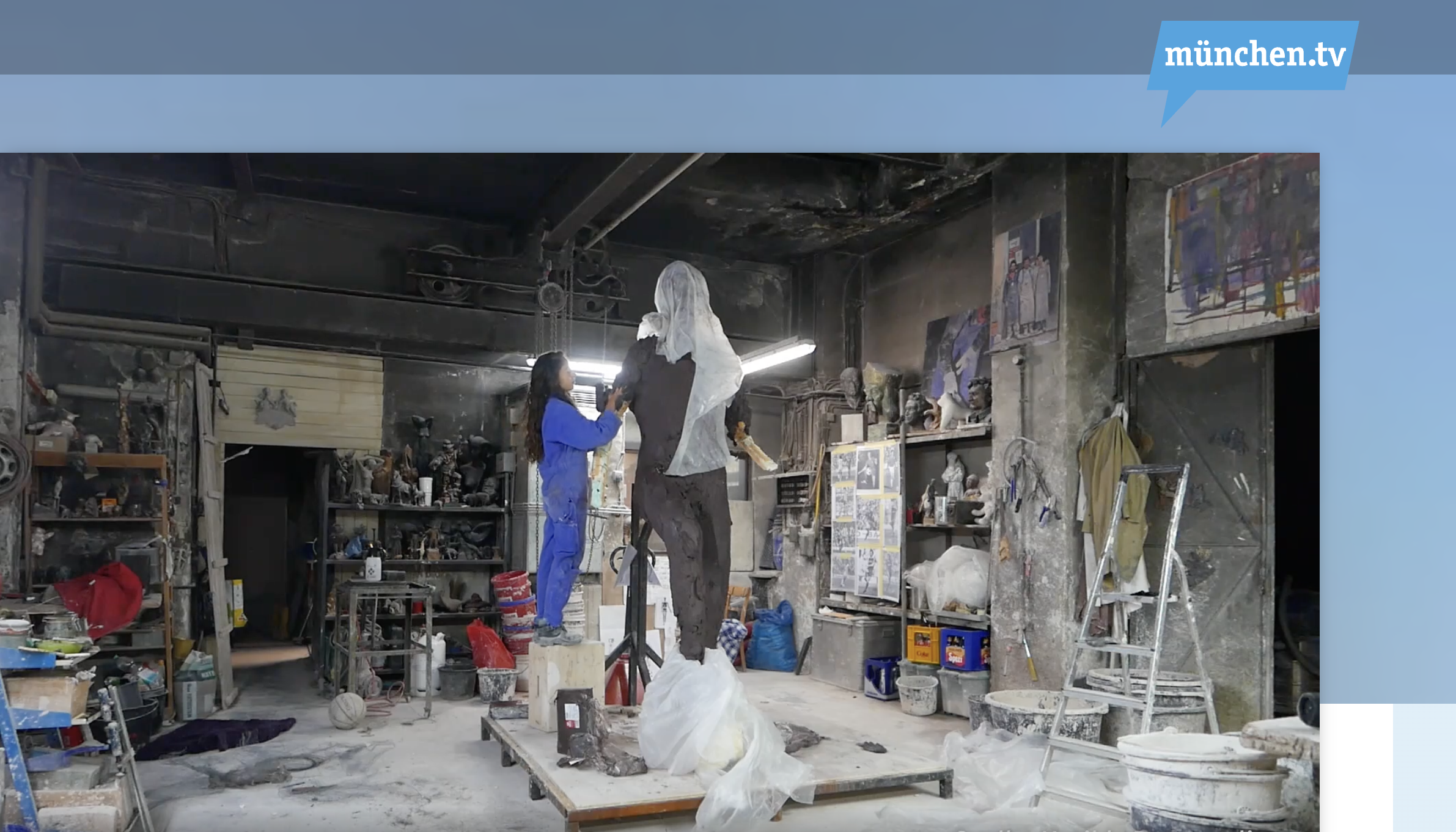 Künstlerporträt von Matilde Romagnoli im Atelier während der Vorarbeiten zur Franz Beckenbauer StatueStatue 